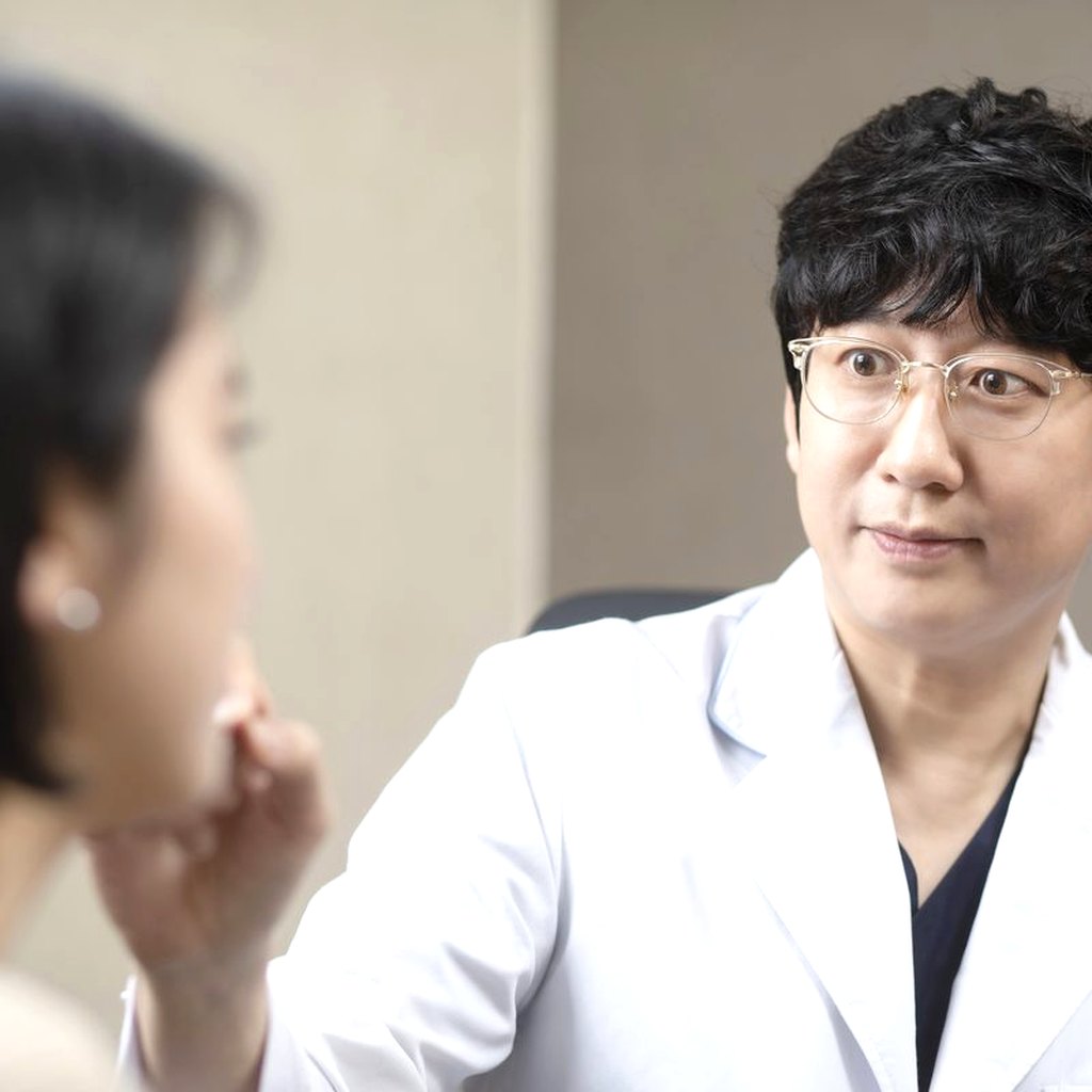 범어로제피부과 의료진이 환자의 얼굴 피부 상태를 살펴보는 상담 모습
