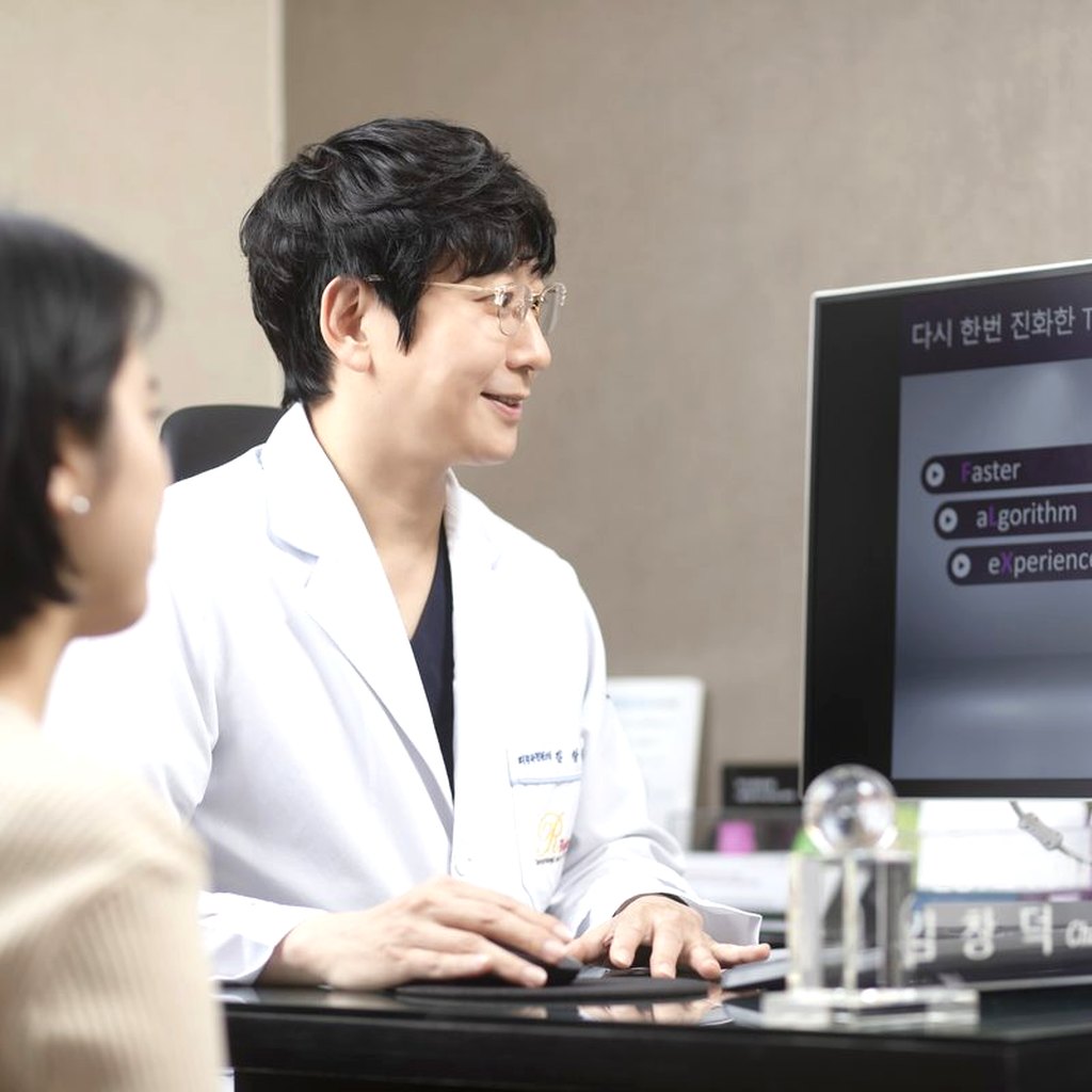 범어로제피부과 의료진이 환자와 마주 앉아 상담하는 모습