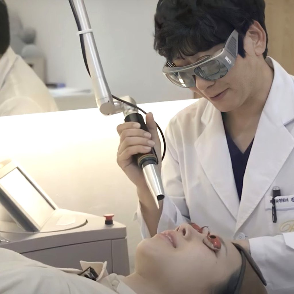 범어로제피부과 의료진이 레이저 장비로 시술하는 모습
