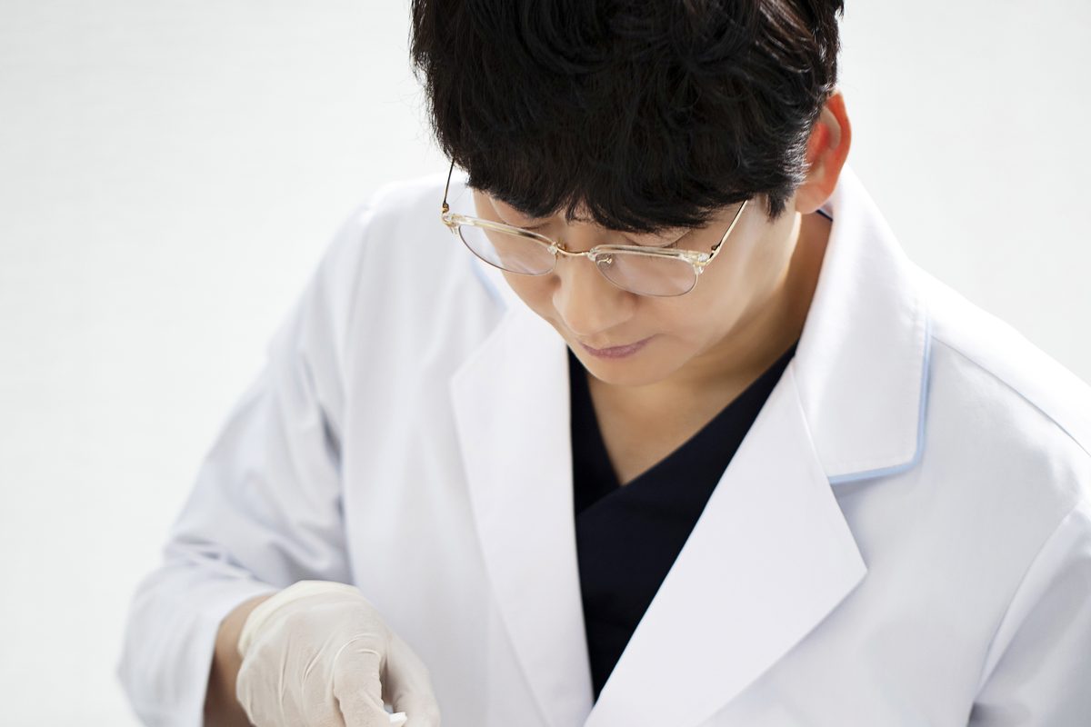 대구젠틀맥스프로 제모 시술을 준비하는 범어로제피부과 의료진