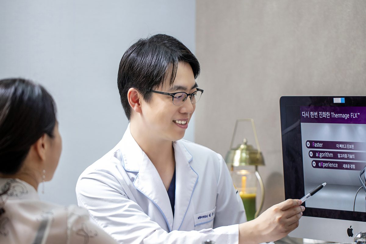 대구써마지 샷 수 기준을 상담에서 설명하는 모습