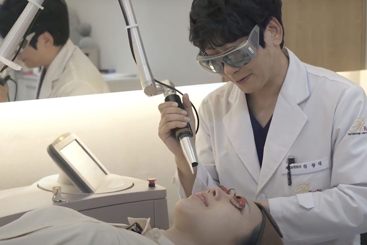 대구레이저제모 시술 전 피부 상태를 확인하는 모습