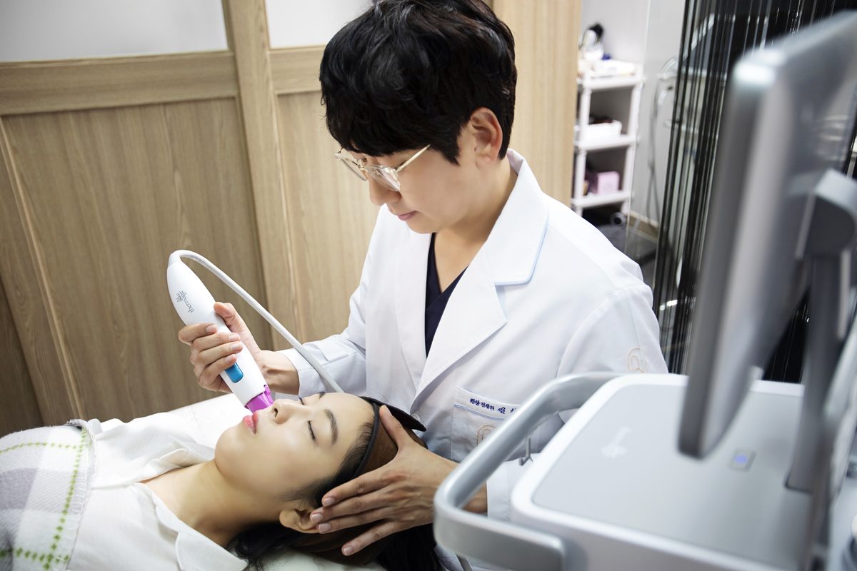 대구울쎄라 초음파 화면을 보며 시술하는 진료실