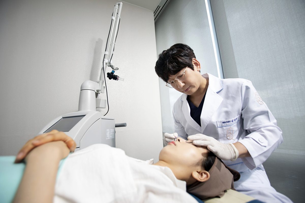 대구써마지 고주파와 초음파를 함께 계획하는 시술 장면