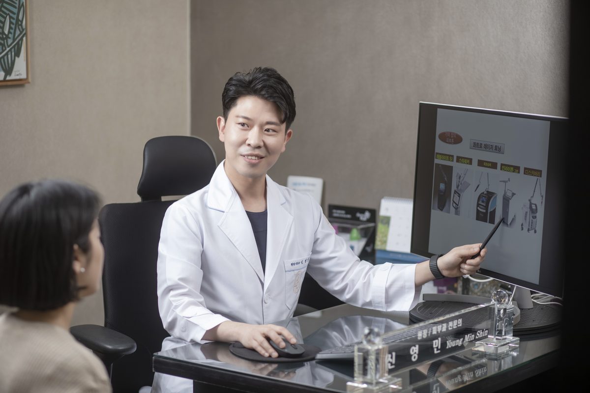 레이저 제모 일정을 상담에서 설명하는 모습