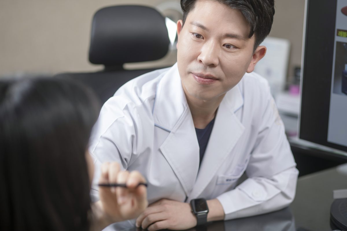 젠틀맥스 프로 제모 장비를 준비하는 진료실